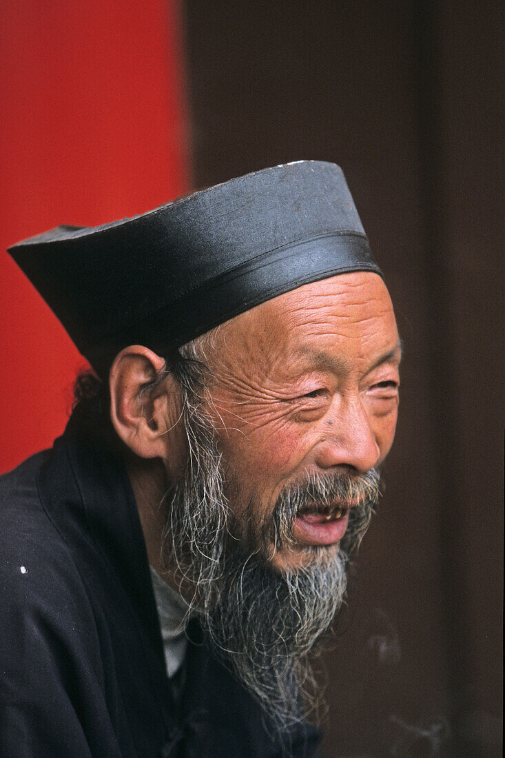 portrait of abbot of Cui Yun Gong monastery, South peak, Hua Shan, Shaanxi province, Taoist mountain, China, Asia