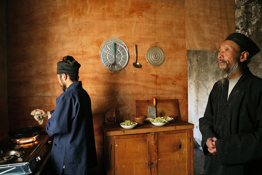 Abt und Mönch in der Küche des Klosters Cui Yun Gong, Hua Shan, Provinz Shaanxi, China, Asien