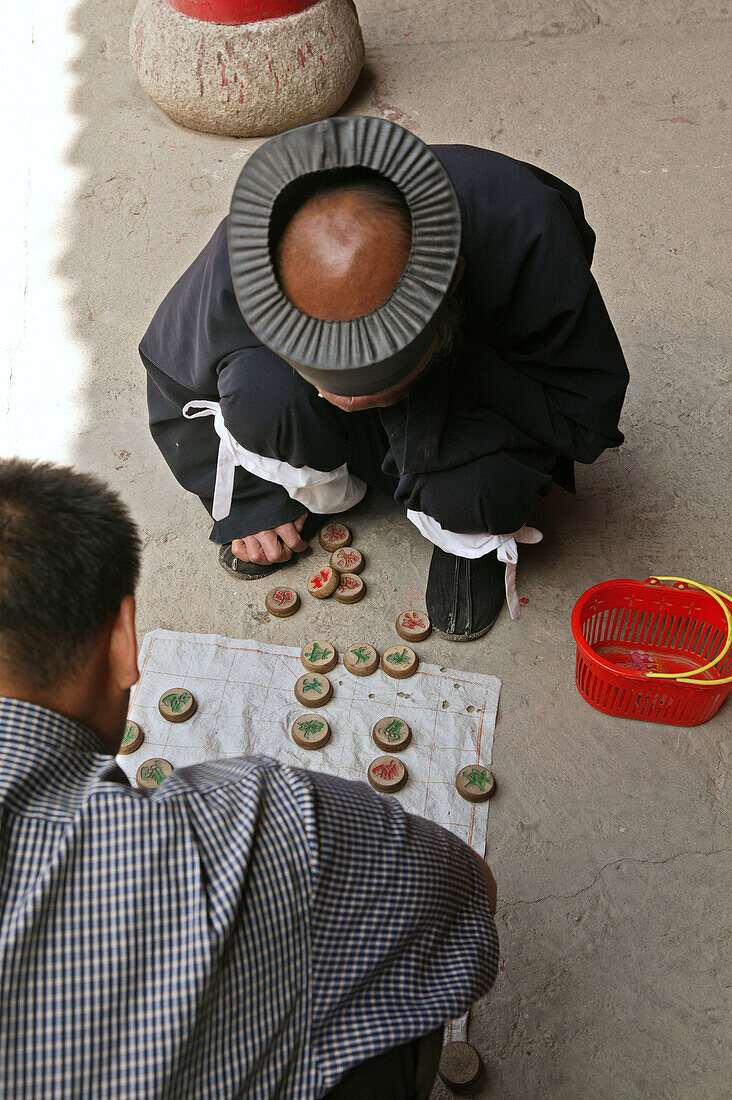 Kloster Cui Yun Gong, Südgipfel, Hua Shan,Abt des Kloster Cui Yun Gong spielt chinesisches Schach, Südgipfel, Huashan, Provinz Shaanxi, China, Asien