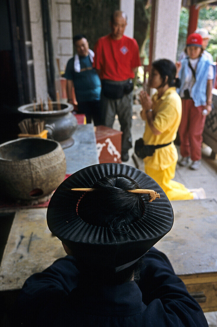 Daoist, Hut, Hua Shan,Typische taoistische Haartracht und Kopfbedeckung, durch den nach oben offenen scharzen Hut ragt der Haarschwanz, Daoist Berg, Huashan, Provinz Shaanxi, China, Asien