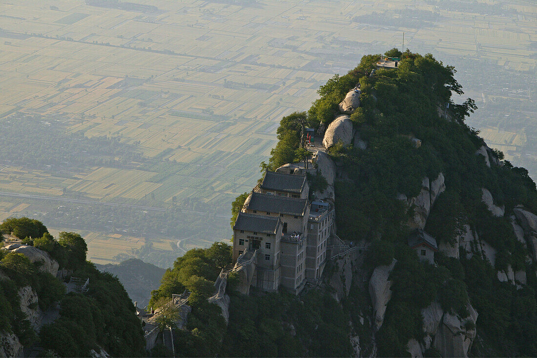 Nordgipfel Hua Shan,Blick vom Golden Lock Pass zum Nordgipfel und Tiefebene, Bergweg, Daoistischer Berg, Huashan, Provinz Shaanxi, China, Asien