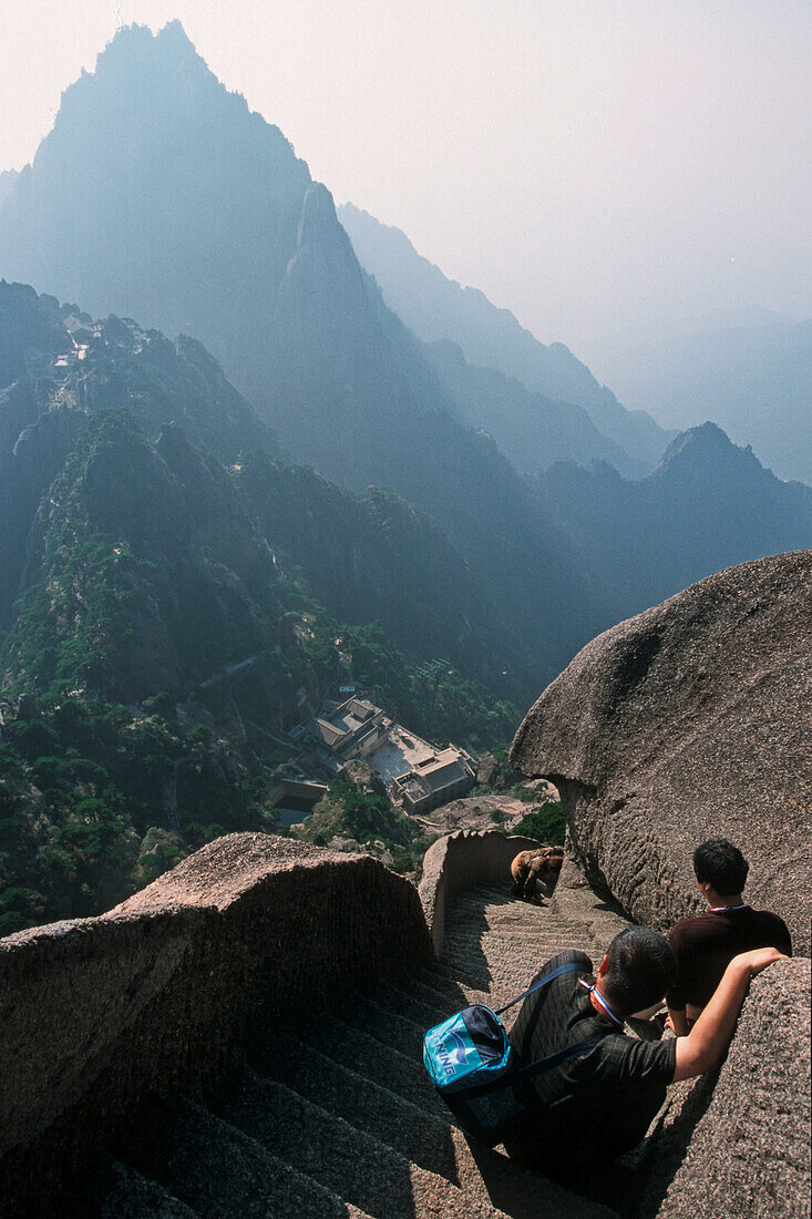 Steintreppe, Pilgerweg, Huang Shan,Steile in den Fels geschlagene Steintreppe zum Lotus Peak, Huang Shan, Anhui province, UNESCO, Weltkulturerbe, China, Asien