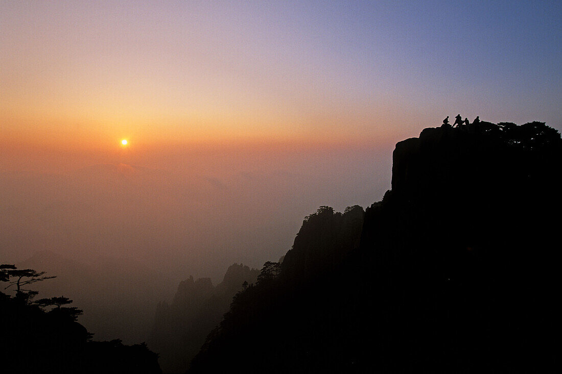 Sonnenaufgang, Huang Shan,Sonnenaufgang, Bergsilhouette, Huang Shan, Anhui province, UNESCO, Weltkulturerbe, China, Asien