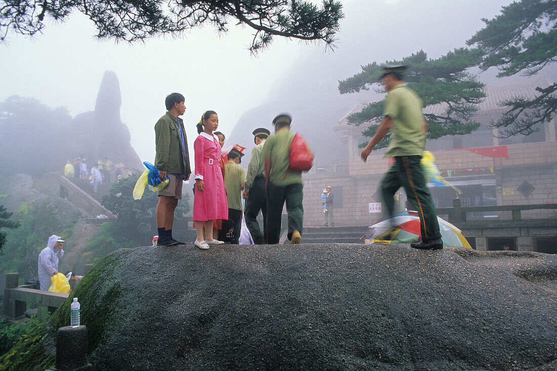 Touristen und Polizisten im Nebel vor dem Jade Screen Hotel, Huang Shan, Provinz Anhui, China, Asien