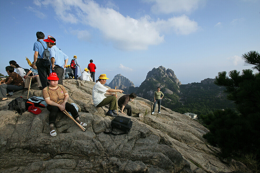Tourist group, view from peak, Huang Shan, Anhui province, World Heritage, UNESCO, China, Asia