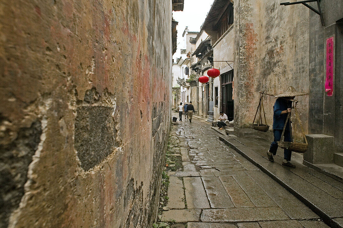 Gasse in Chengkun,Gasse, Steinpflaster, Bauer mit Tragestange, Chengkun, China, Asien Weltkulturerbe, UNESCO
