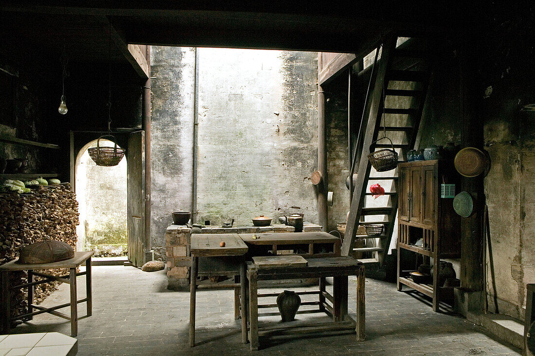 Innenansicht einer traditionellen Küche in einem Holzhaus, Hongcun, Chengkun, China, Asien