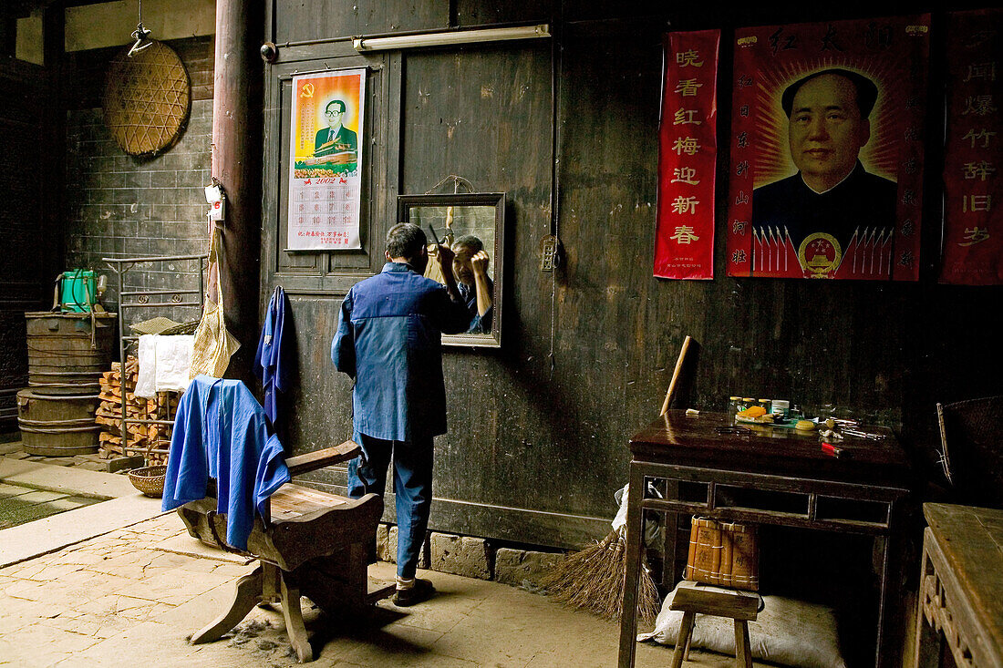 Dorffriseur, Chengkan, Innenhof, Atrium, im alten Holzhaus, Mao Portrait an der Wand, Wohnhaus, Innenhof, Chengkan bei Huangshan, Anui, China, Asien