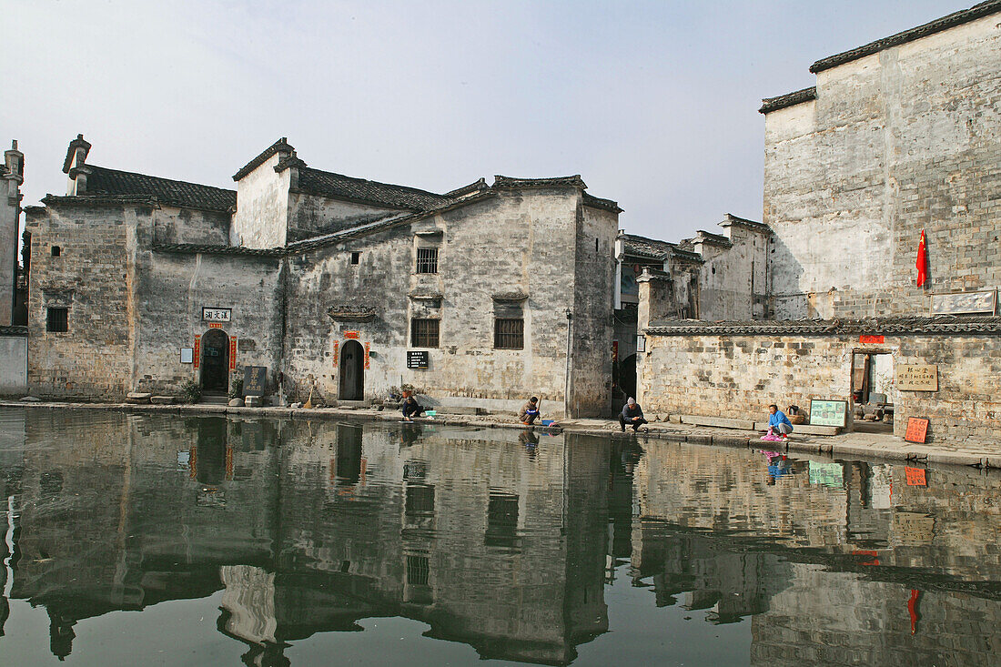 traditionelles Dorf, Hongcun,Hausfrauen waschen Wäsche im Dorfteich von Hongcun, Huang Shan, China, Asien Weltkulturerbe, UNESCO