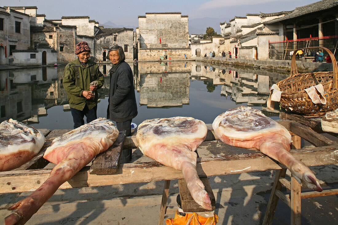 traditionelles Dorf, Hongcun,Verkauf von Schinken, luftgetrocknet, Dorfteich von Hongcun, Huang Shan, China, Asien Weltkulturerbe, UNESCO