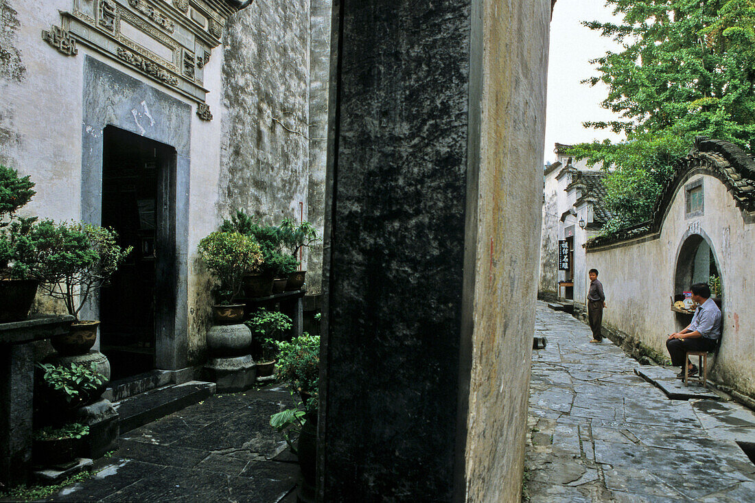 Menschen in einer schmalen Gasse zwischen Wohnhäusern, Hongcun, Huang Shan, China, Asien