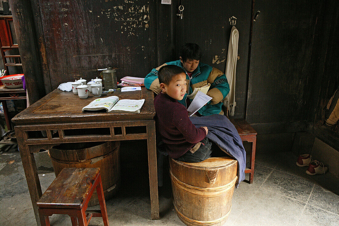 Zwei Jungen machen Hausaufgaben in einem Wohnhaus in dem Dorf Hongcun, Huang Shan, China, Asien
