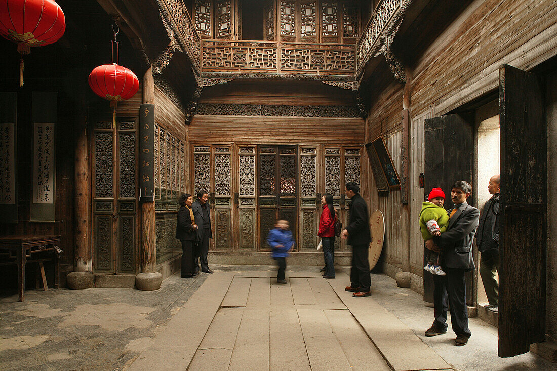 Menschen im traditionellen Innenhof eines Wohnhauses im Dorf Hongcun, Huang Shan, China, Asien
