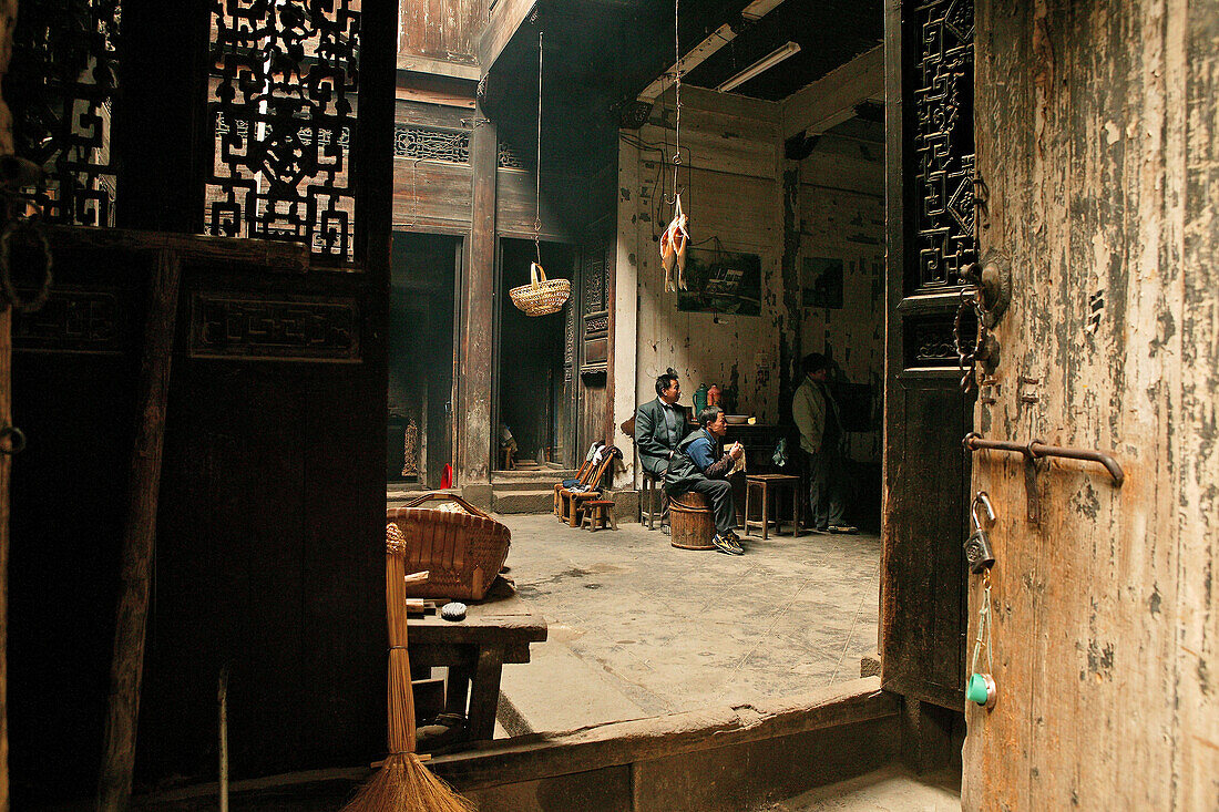 Blick in den traditionellen Innenhof eines Wohnhauses im Dorf Hongcun, Huang Shan, China, Asien