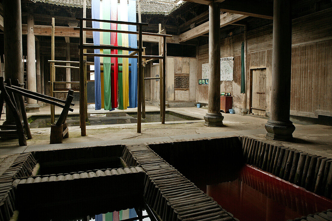 Blick in den Innenhof einer traditionellen Seidenstofffärberei, Chengkun, China, Asien