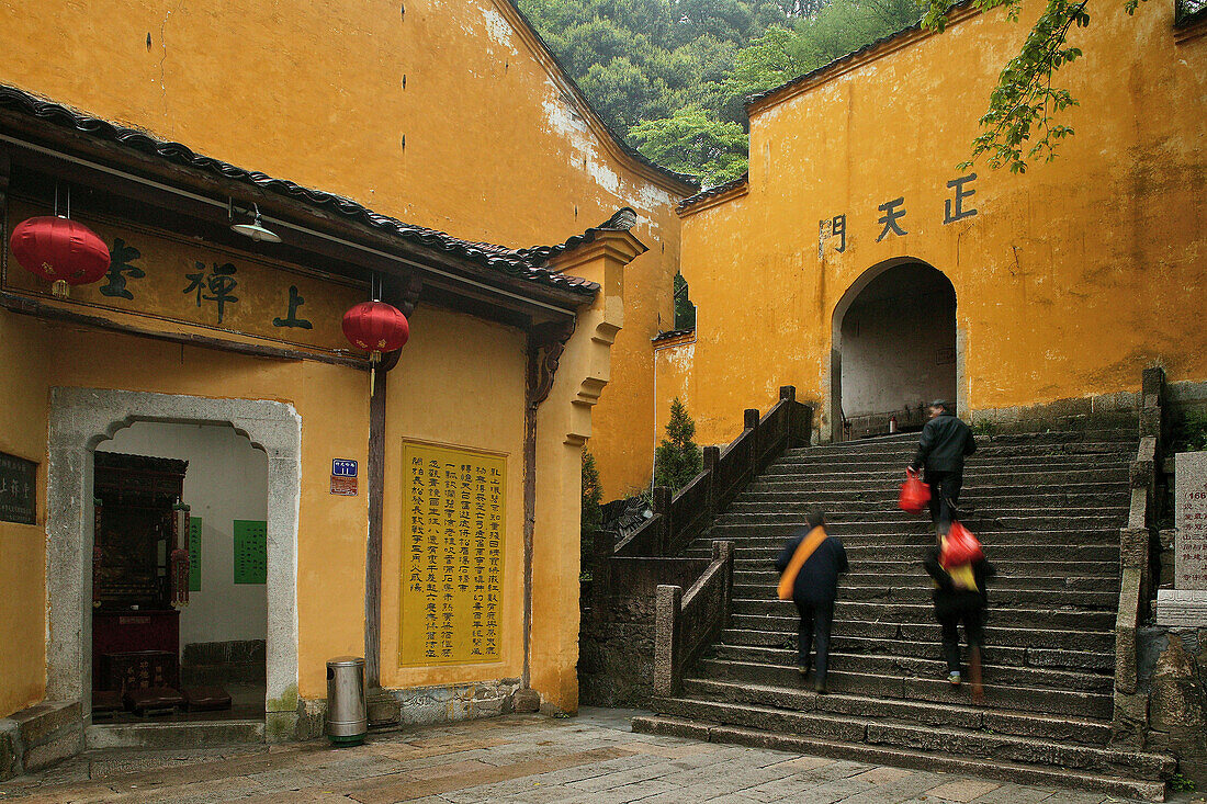 Pilger auf einer Treppe vor dem Sangchan Kloster, Jiuhuashan, Provinz Anhui, China, Asien