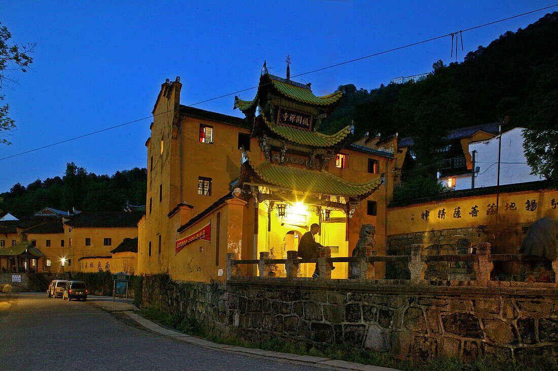 Qiyuan Kloster, nachts,Gelbe Mauern, Qiyuan Kloster, Jiuhuashan Village, Provinz Anhui, China, Asien