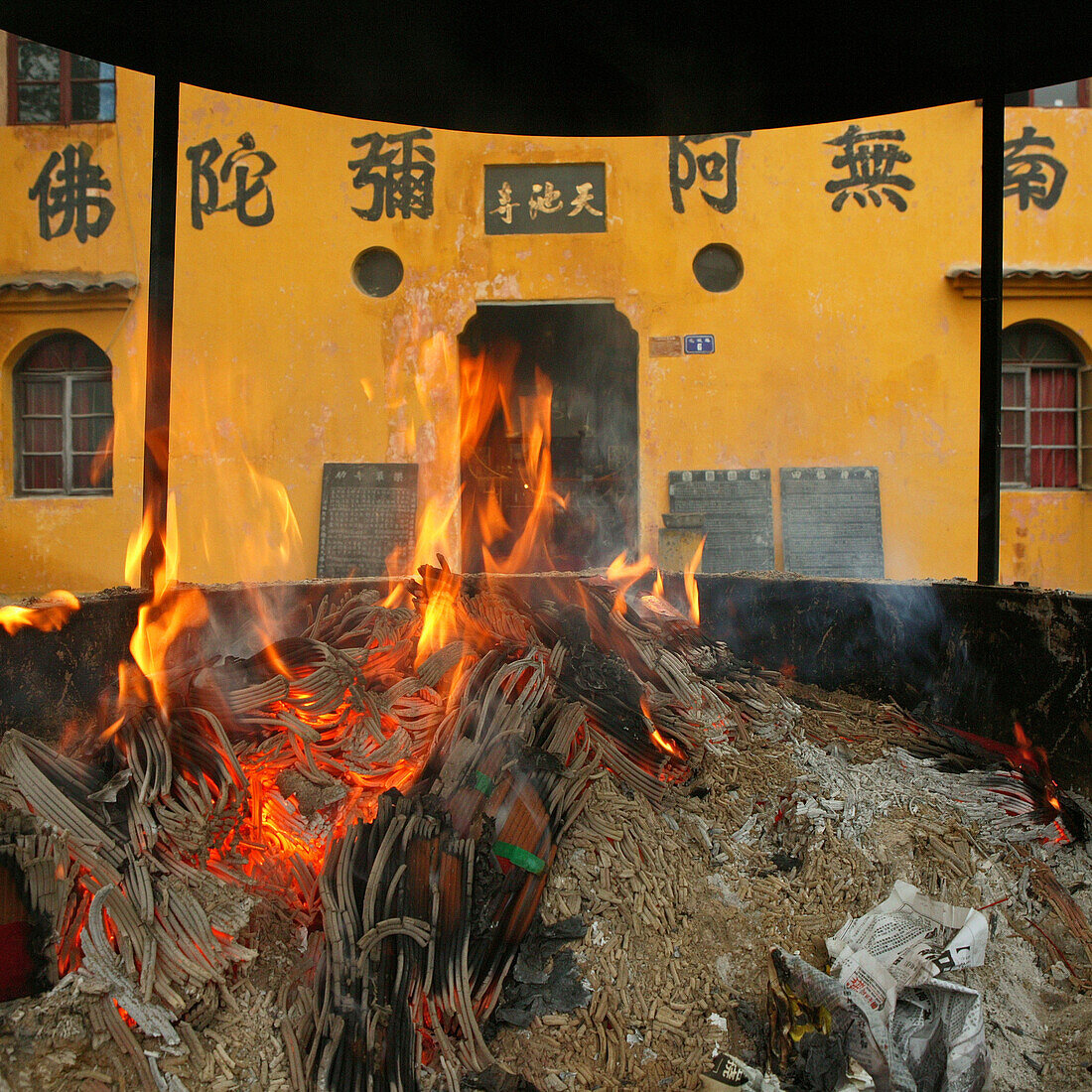 Tianchi Kloster, Jiuhua Shan ,Tianchi Kloster, Dorf Minyuan, Feuerkessel für Räucherwerk, Räucherstab, gelbe Fassade mit Kalligrafie, Bodhisattva ksitigarbha, Jiuhua Shan Mountains, Provinz Anhui, China, Asien