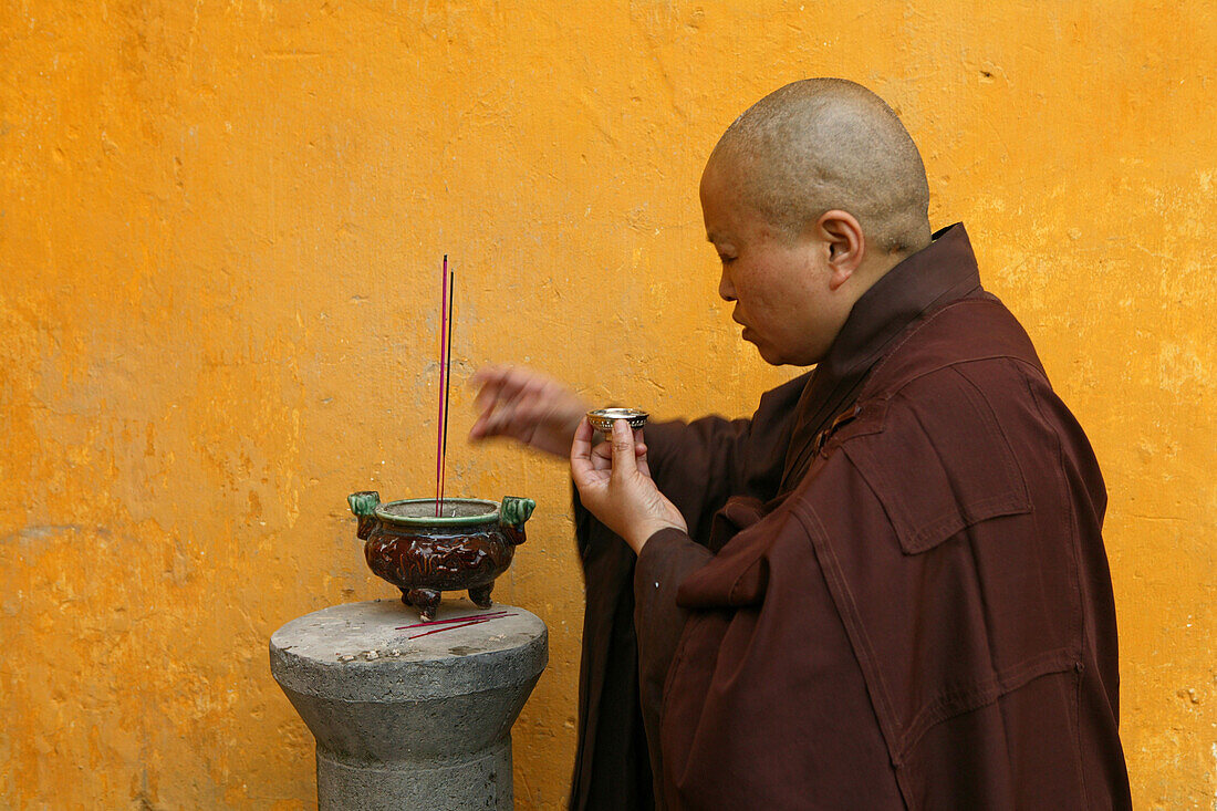 Nonne beim symbolischen Reisopfer, Changcheng Kloster, Jiuhuashan, Provinz Anhui, China, Asien