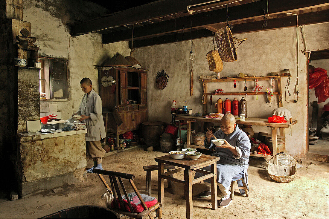 Innenansicht der Küche im Nonnenkloster im Dorf Minyuan, Jihua Shan, Provinz Anhui, China, Asien