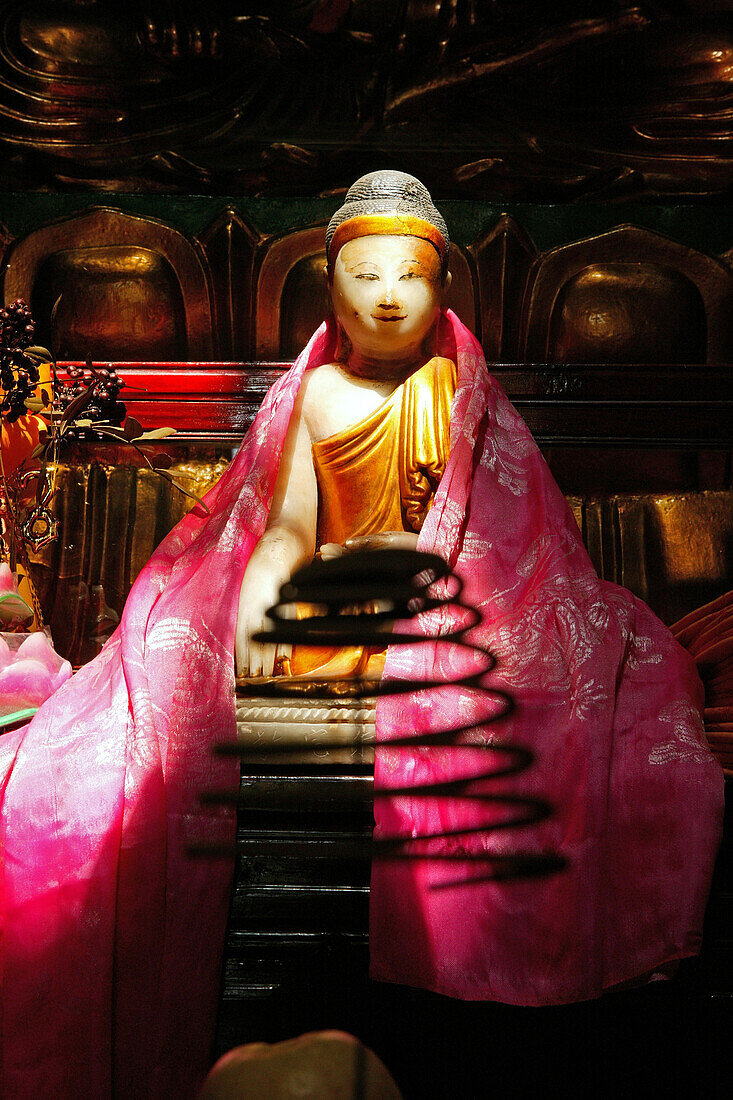 Buddhastatue im Yaoshi Tempel im Dorf Minyuan, Jiuhua Shan, Provinz Anhui, China, Asien