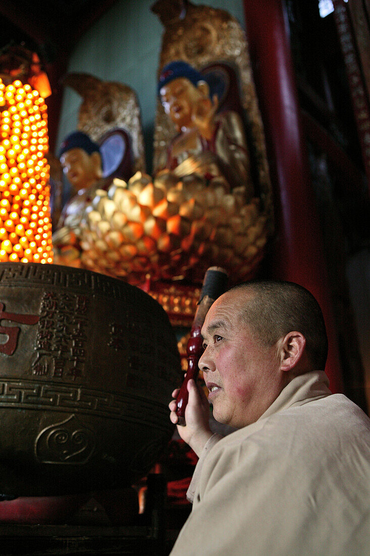 Ein Mönch dei der Andacht im Qiyuan Kloster, Jiuhuashan, Provinz Anhui, China, Asien