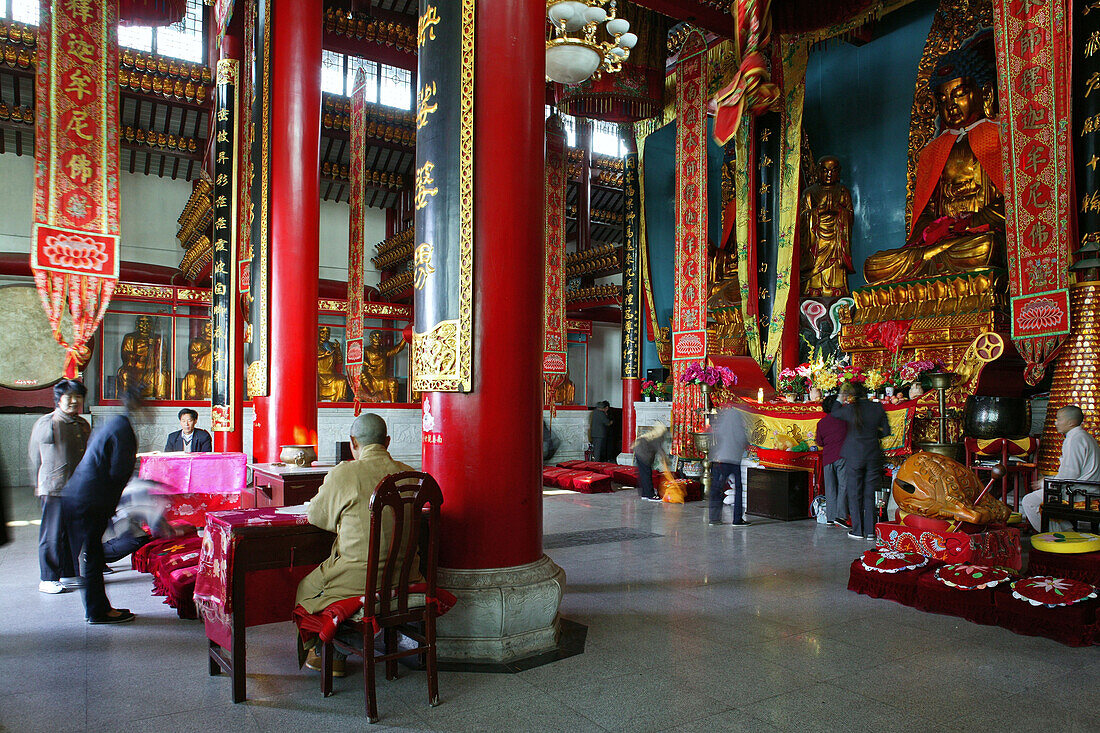 Menschen in der Gebetshalle des Wangfo Kloster, Jiuhuashan, Provinz Anhui, China, Asien