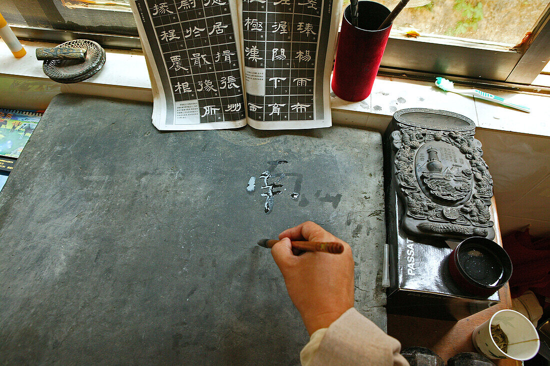 Buddhist College, Ganlu Tempel,Kalligrafieübung, Schreibübung, auf einem Schreibstein, Ganlu Tempel, Jiuhua Shan Berge, Provinz Anhui, China, Asien