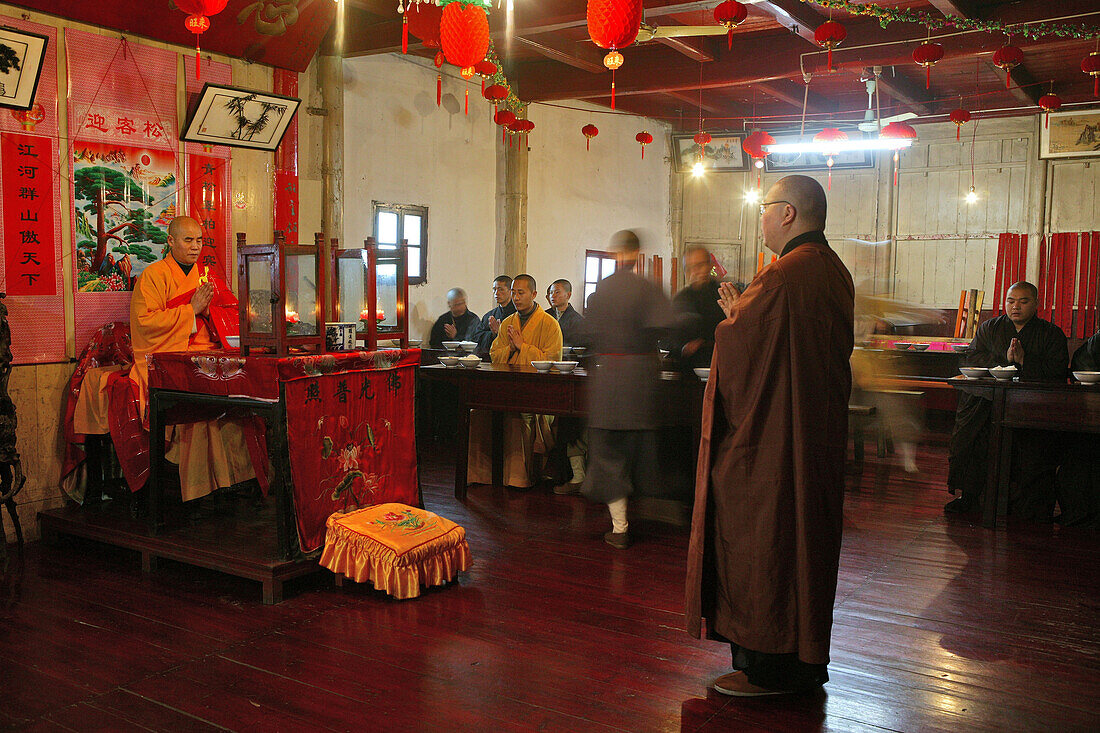 Abt und Mönche im Speisesaal des Longevity Klosters, Jiuhua Shan, Provinz Anhui, China, Asien
