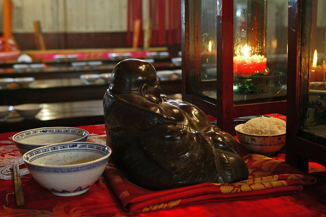 Longevity Kloster, Jiuhua,Mittagessen der Mönche, Buddha auf dem Altar des Abts, Longevity Kloster, Jiuhua Shan Berge, Provinz Anhui, China, Asien
