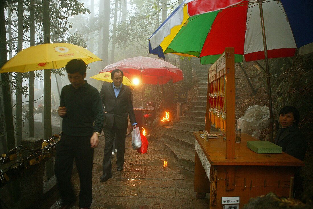 Pilger im Regen auf dem Pilgerweg, Jiuhua Shan, Provinz Anhui, China, Asien