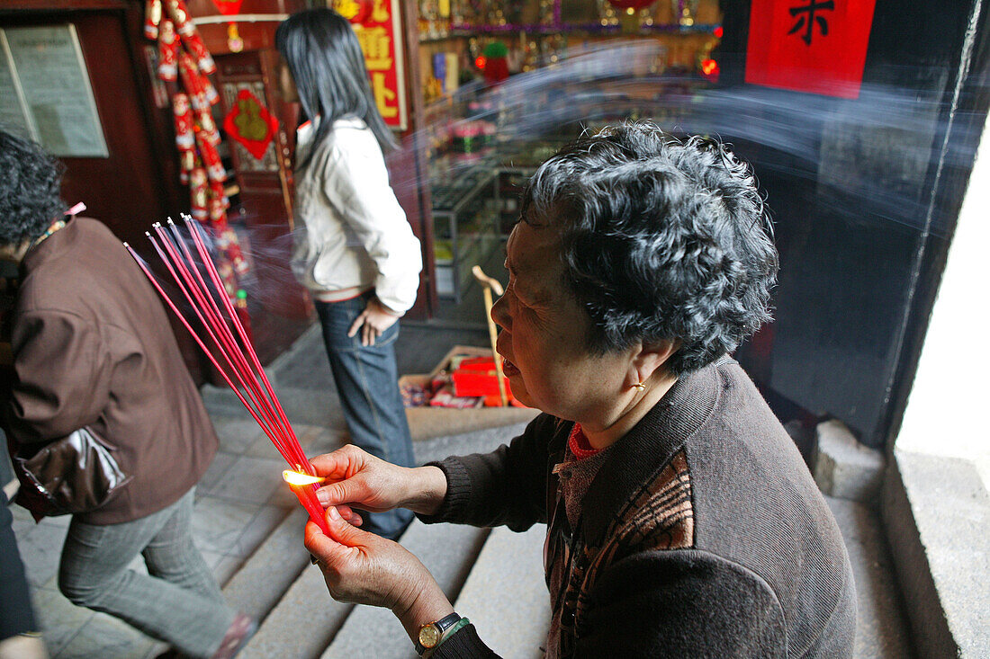 Gläubige mit Räucherstäbchen, Jiuhua Shan,Betende, Räucherstäbchen, Eingang zum Longevity Kloster, Jiuhua Shan Berge, Provinz Anhui, China, Asien