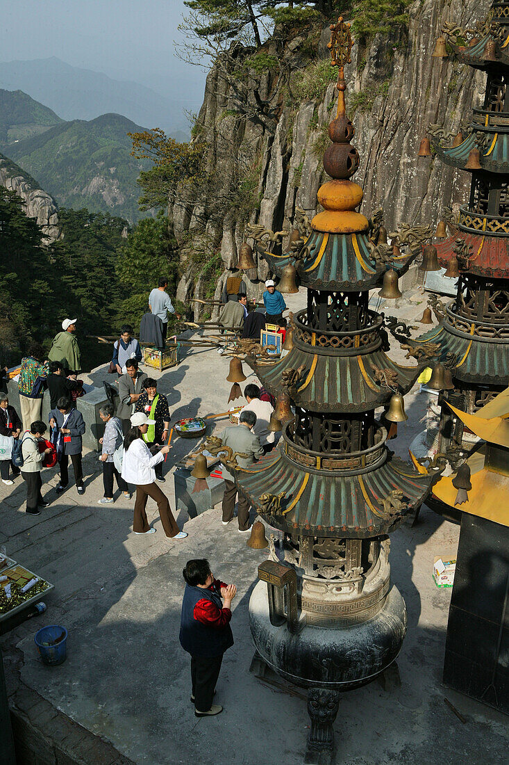 Gipfel Heavenly Terrace, Jiuhua Shan,Pilger am Gipfelkloster Tian Tai Feng, Heavenly Terrace, Jiuhua Shan Berge, Provinz Anhui, China, Asien