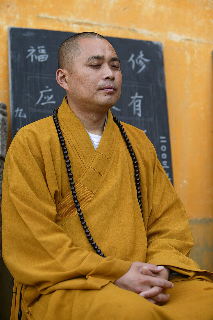 Betender Mönch im Avalokiteshvara Kloster, Jiuhua Shan, Provinz Anhui, China, Asien