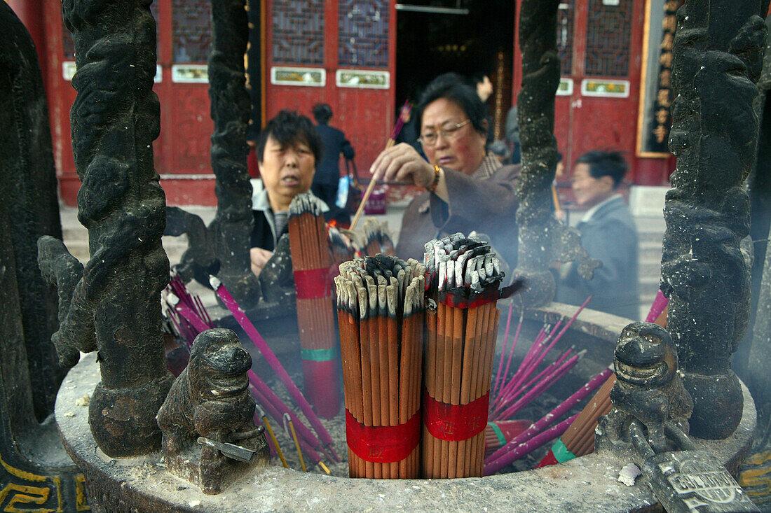 Gläubige Menschen zünden Räucherstäbe an, Jiuhua Shan, Provinz Anhui, China, Asien