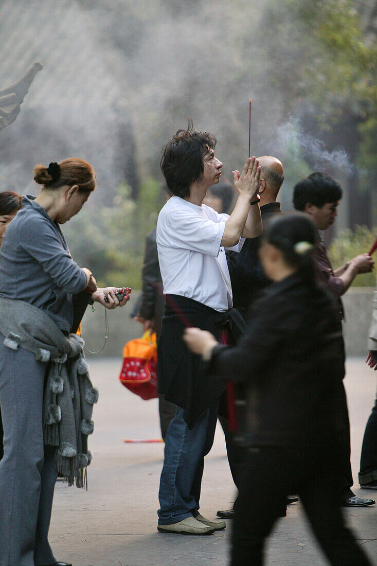 praying pilgrims and tourists, Puji Si, Buddhist Island of Putuo Shan near Shanghai, Zhejiang Province, East China Sea, China, Asia