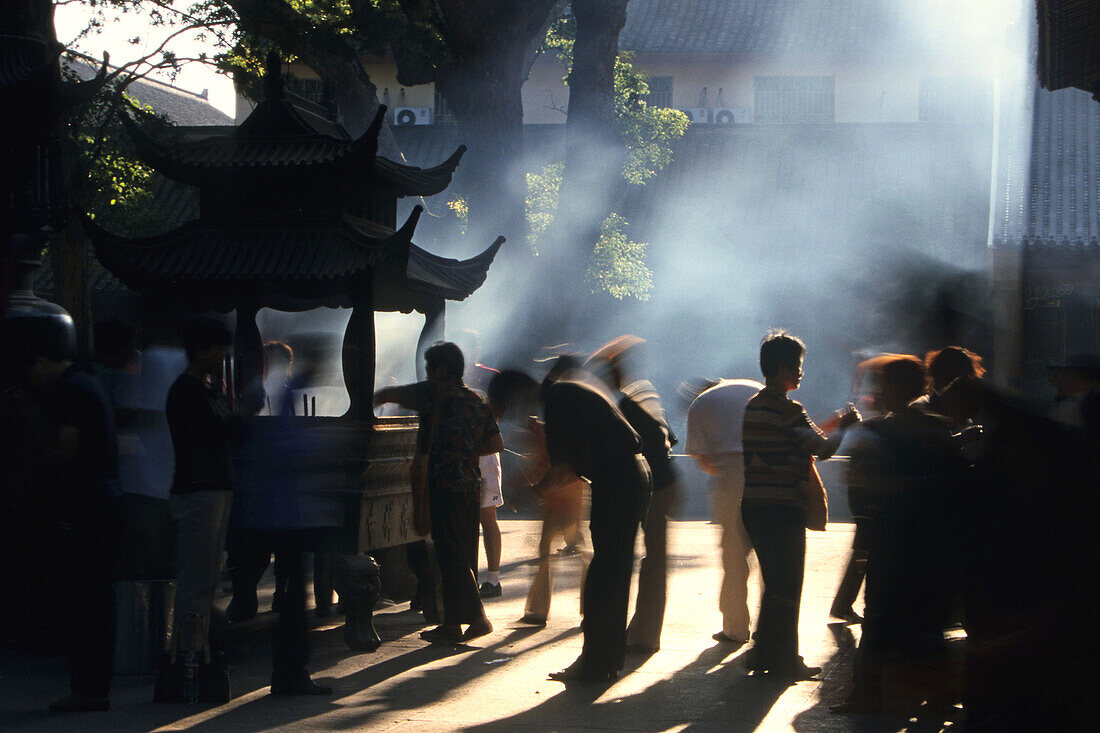 Touristen und Pilger beim Beten in Puji Si Tempel, Klosterinsel Putuo Shan, buddhistische Insel bei Shanghai, Provinz Zhejiang, China, Asien