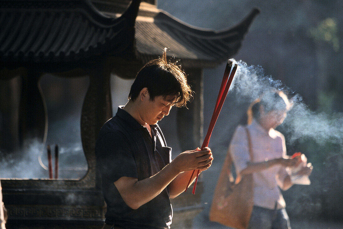 Mann beim Beten, hält Räucherstäbchen, Puji Si Tempel, Klosterinsel Putuo Shan, buddhistische Insel bei Shanghai, Provinz Zhejiang, China, Asien