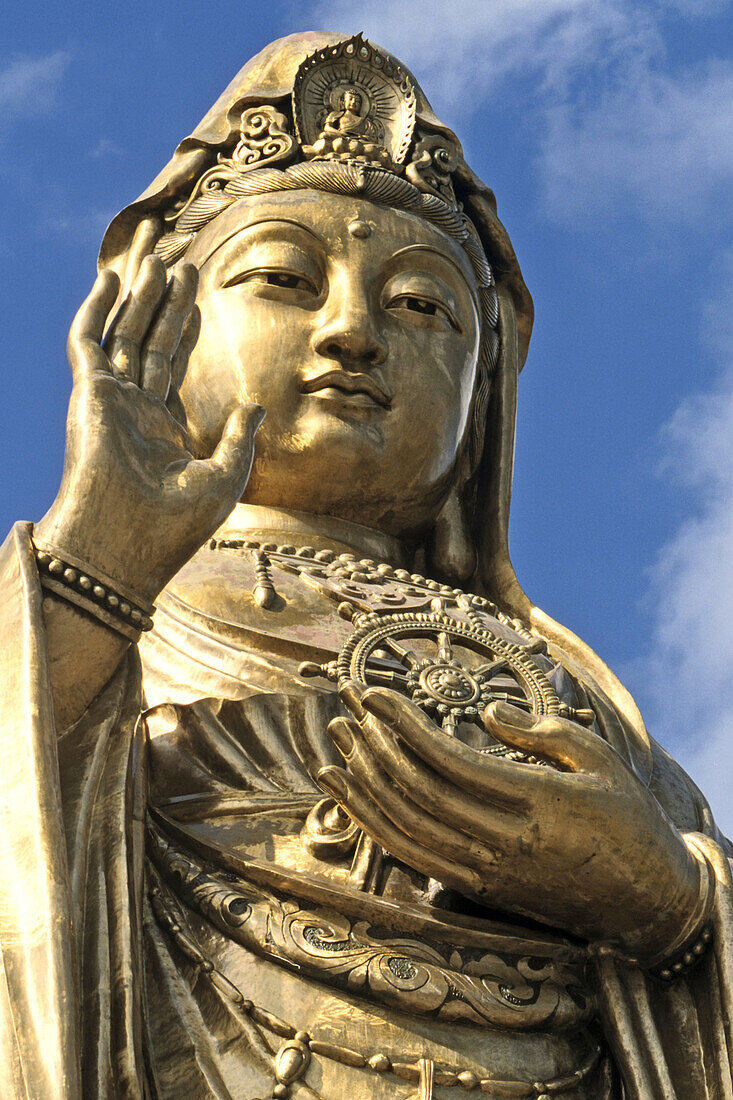 Vergoldete Statue der Göttin der Barmherzigkeit, Guanyin, Putuo Shan, Guanyin Leaping Cliff, Putuo Shan, buddhistische Klosterinsel bei Shanghai, Provinz Zhejiang, China, Asien
