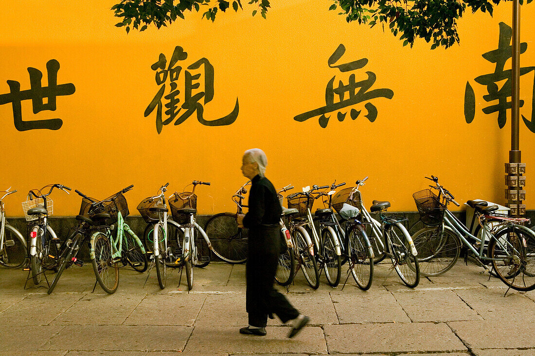 Fahrräder an Klostermauer, Kalligrafie, Putuo Shan, buddhistischer Klosterinsel bei Shanghai, Provinz Zhejiang, China, Asien