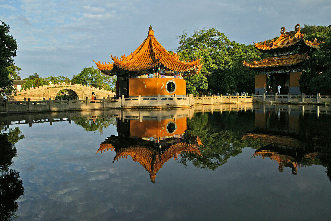 Puji Si Kuan Yin Temple, Pavillon und Yongshou Brücke, Brücke des ewigen Lebens, Putuo Shan, buddhistische Klosterinsel bei Shanghai, Provinz Zhejiang, China, Asien