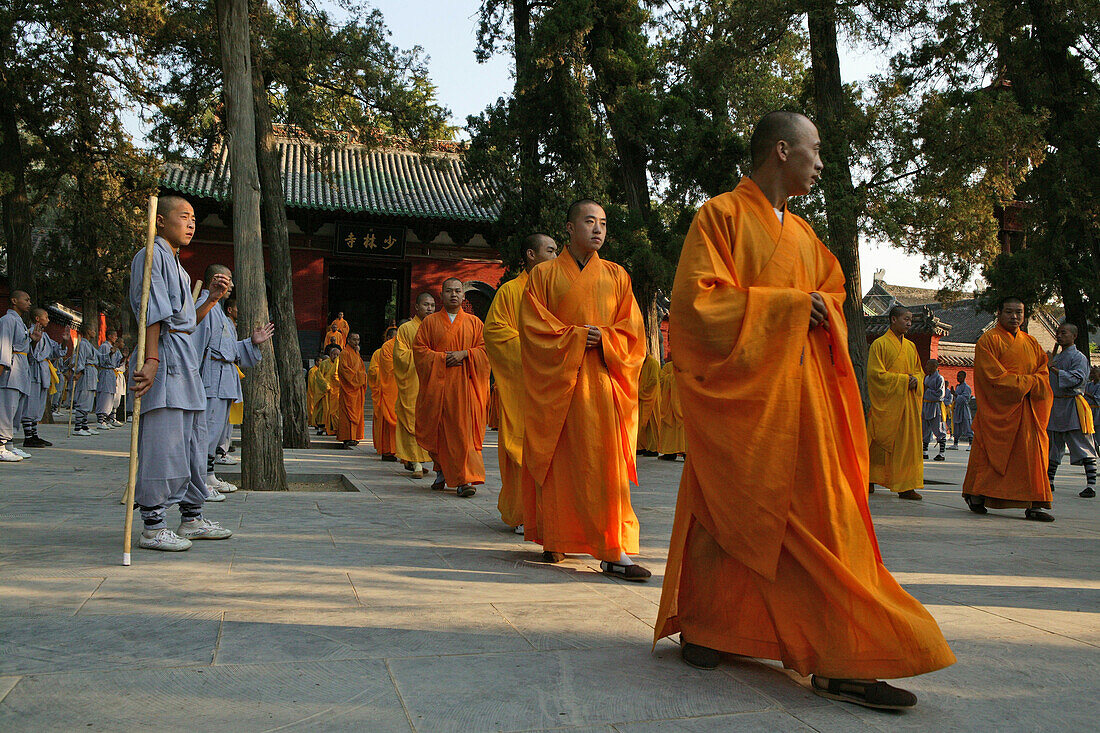 Shaolin Kloster, Song Shan,buddhistischere Shaolin Mönche proben vor dem Haupteingang des Shaolin Klosters einen Auftritt zu Buddhas Geburtstag, Generalprobe, daoistisch-buddhistisch, Berg, Song Shan, Provinz Henan, China, Asien