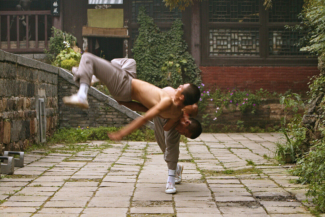 Zweikampf und Training zwei Schüler in einem Wohnhof des Shaolin Klosters, Shaolin Kloster, Song Shan, buddhistisches Kloster, daoistisch buddhistische Berg, Song Shan, Provinz Henan, China, Asien