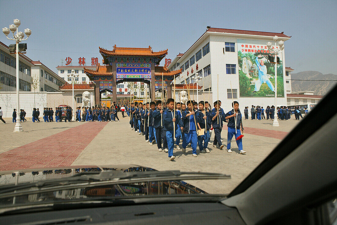 Schulklasse einer neuen Kungfu Schule in Dengfeng, auf dem Weg zum Übungsplatz, über 30.000 Schüler werden in diversen Schulen unterrichtet, Songshan, Provinz Henan, China, Asien