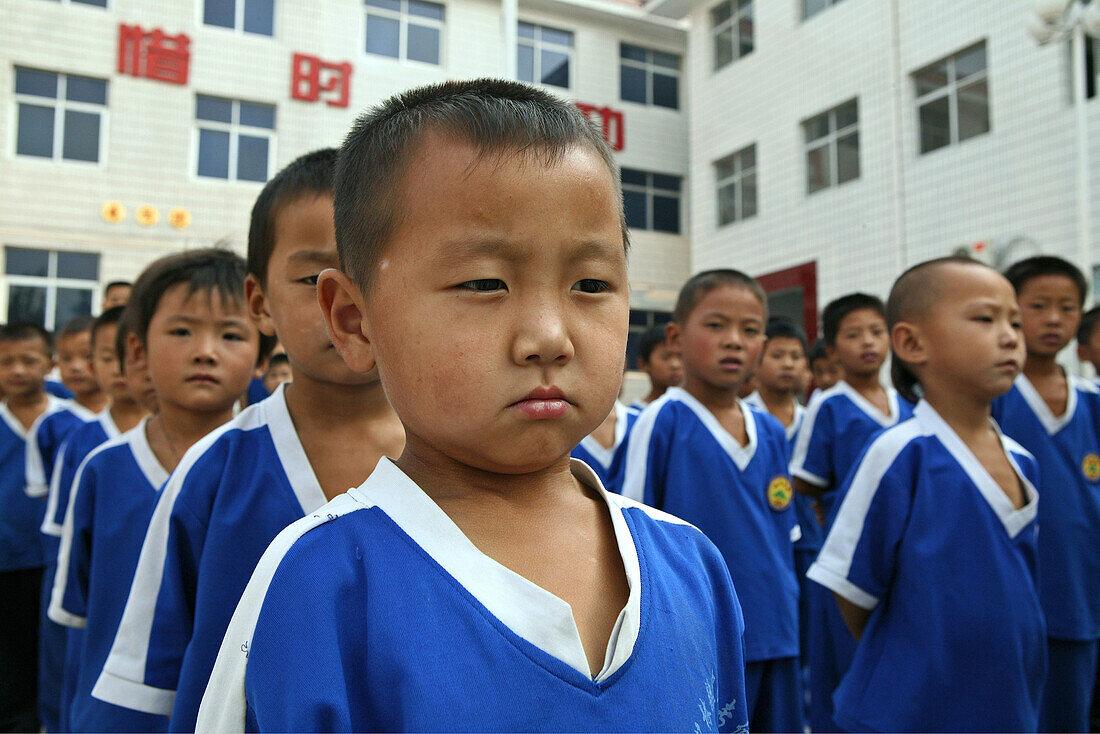 Kung Fu Schüler im Kindergartenalter, Schulklasse einer neuen Kungfu Schule in Dengfeng auf dem Übungsplatz, über 30.000 Schüler werden in diversen Schulen unterrichtet, Songshan, Provinz Henan, China, Asien
