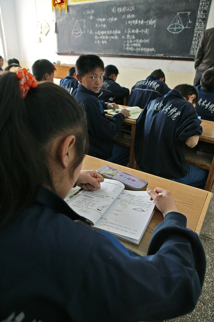 neue Kungfu Schule, Dengfeng,Schüler Grundschule einer der vielen neuen Kungfu Schulen in Dengfeng, auf dem Weg zum Übungsplatz, über 30.000 Schüler werden in diversen Schulen unterrichtet, Songshan, Provinz Henan, China, Asien