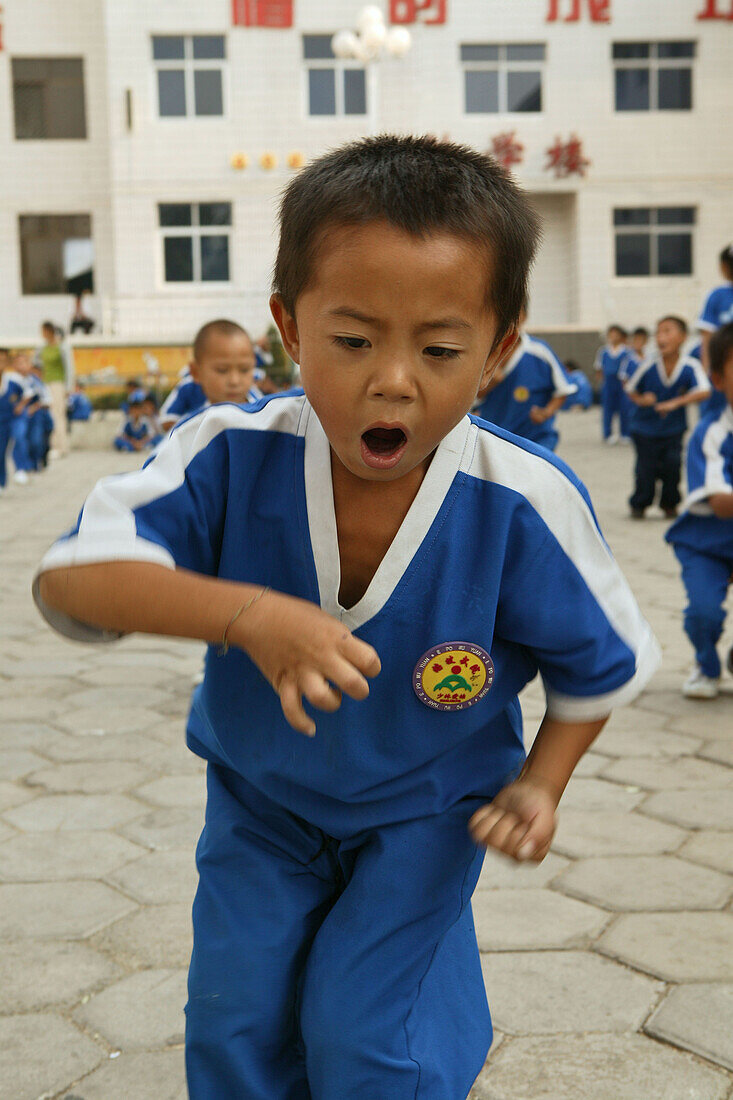 Kungfu training, Schule, Dengfeng,Schüler im Kindergartenalter einer der vielen neuen Kungfu Schulen in Dengfeng, auf Übungsplatz vor der Schule, über 30.000 Schüler werden in diversen Schulen unterrichtet, Songshan, Provinz Henan, China, Asien