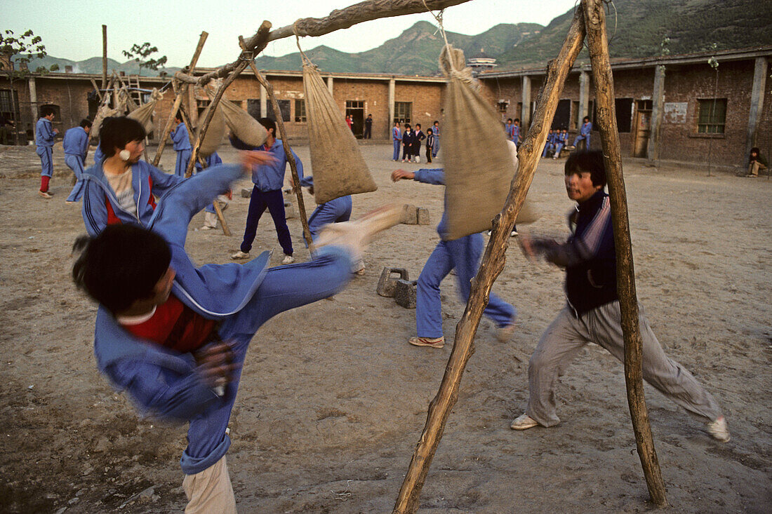 Kungfu Schule, Song Shan,ehemalige Kungfu Schule mit einfachen Übungsgeräten, 1987, Shaolin, Songshan, Provinz Henan, China, Asien