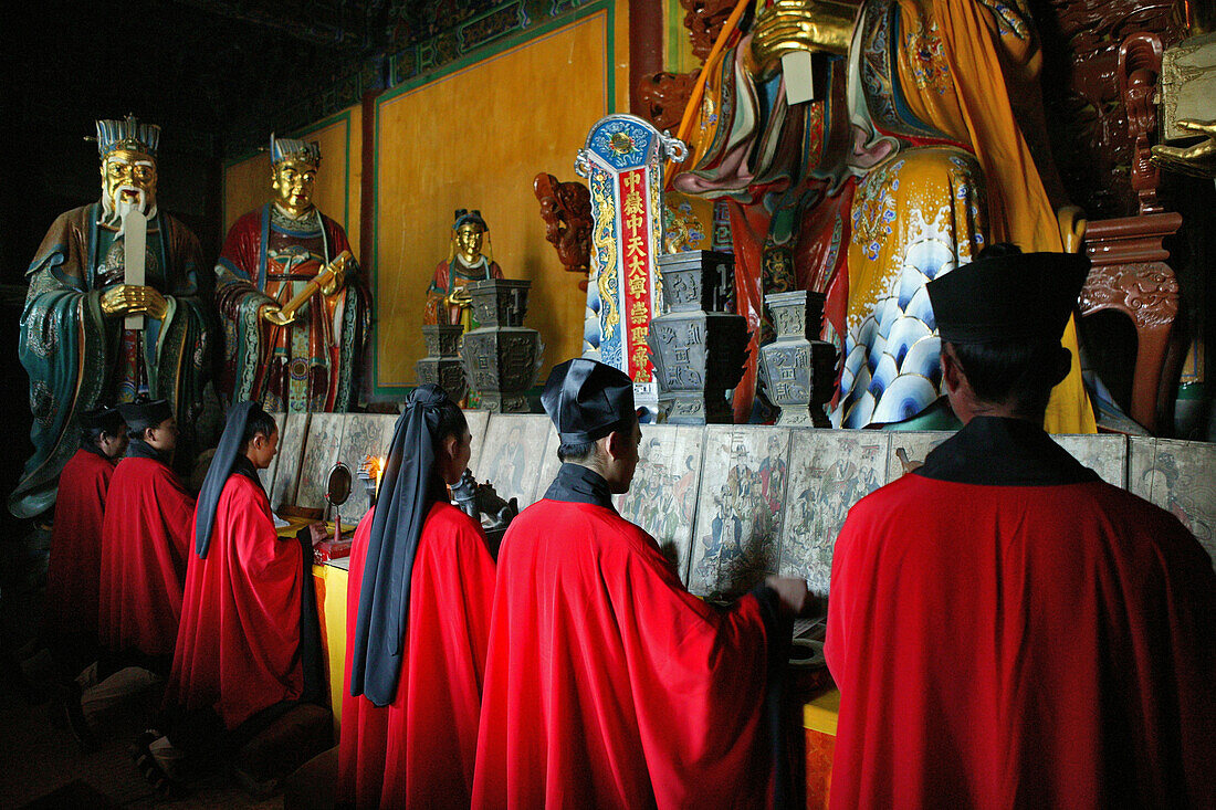 Taoistische Mönche im Zhongyue Kloster, im Shaolin Tal, daoistisch buddhistischer Berg, Song Shan, Provinz Henan, China, Asien