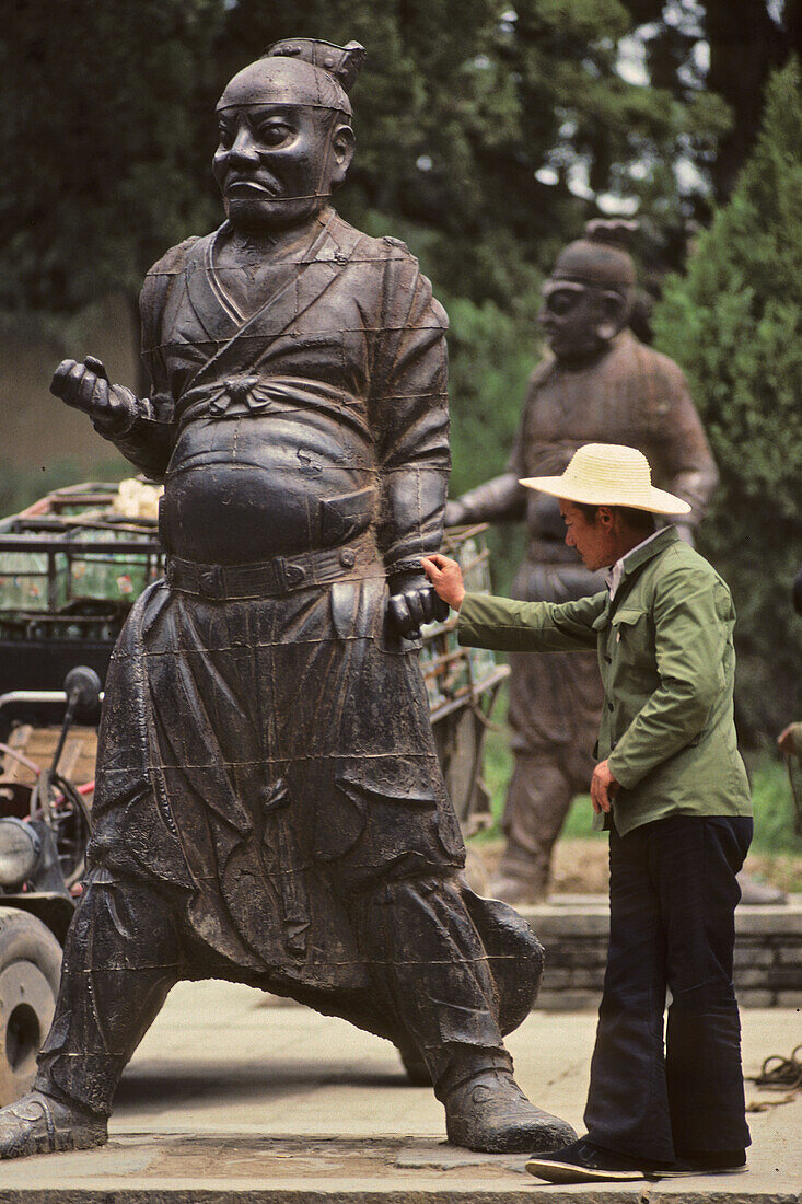 cast iron statues of guardians, Taoist Zhong Yue Temple, Taoist Buddhist mountain, Song Shan, Henan province, China, Asia